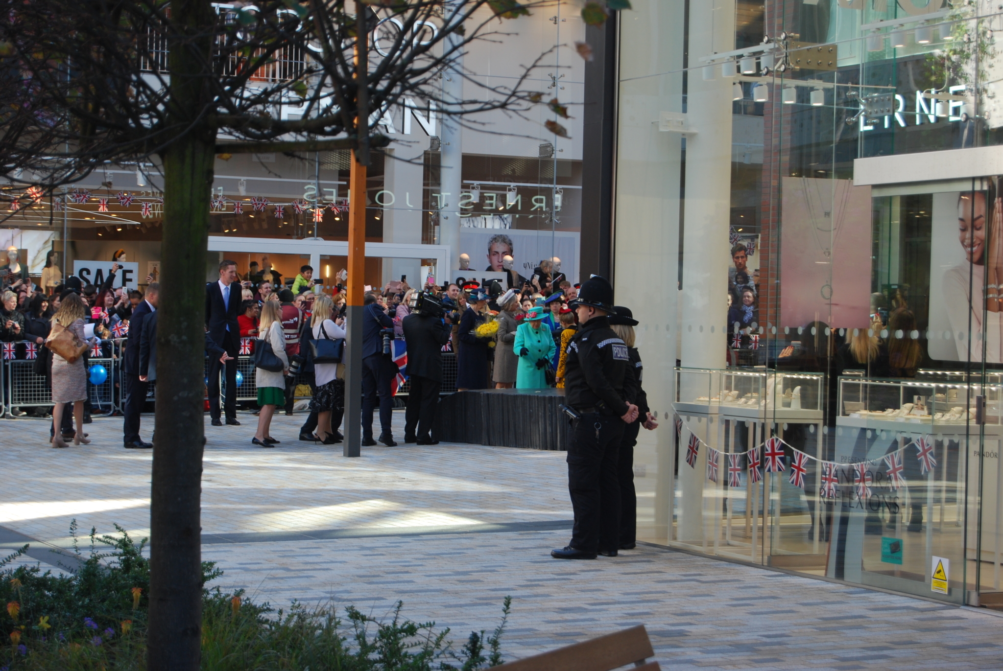 chapman-taylor-her-majesty-the-queen-visits-the-lexicon-in-bracknell